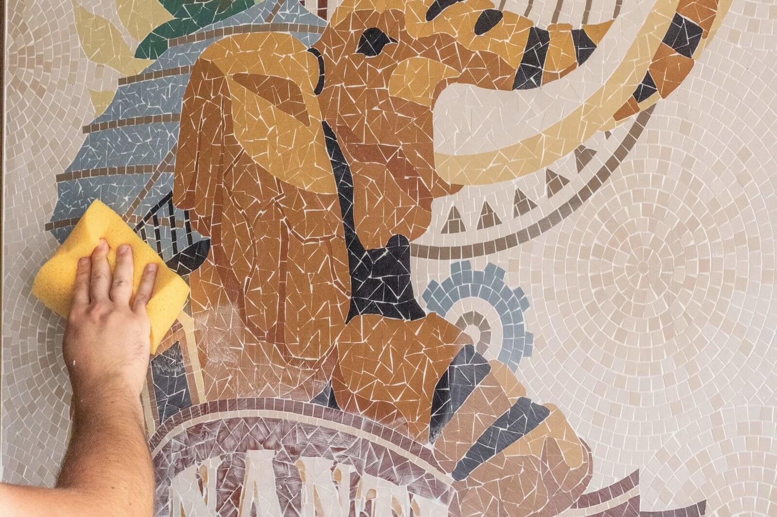Pose en cours pour la mosaïque de l'éléphant de Nantes