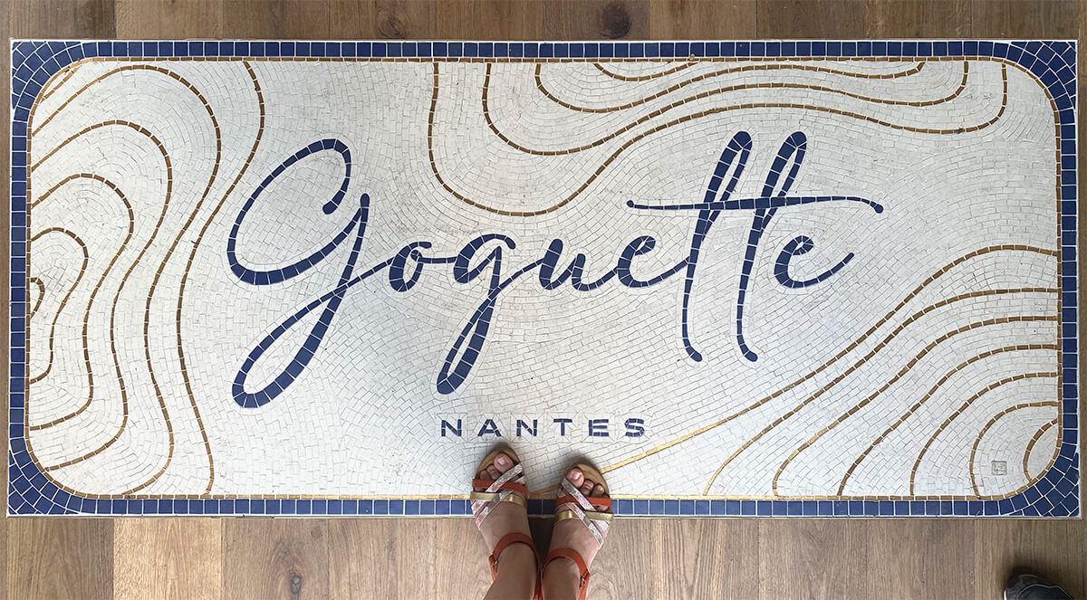 mosaïque graphique pour l&#039;entrée du restaurant Goguette à Nantes