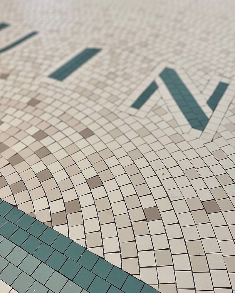 49CD6FC3-CFBD-4364-A733-43B236620C08 Mosaïque murale détail Typographie