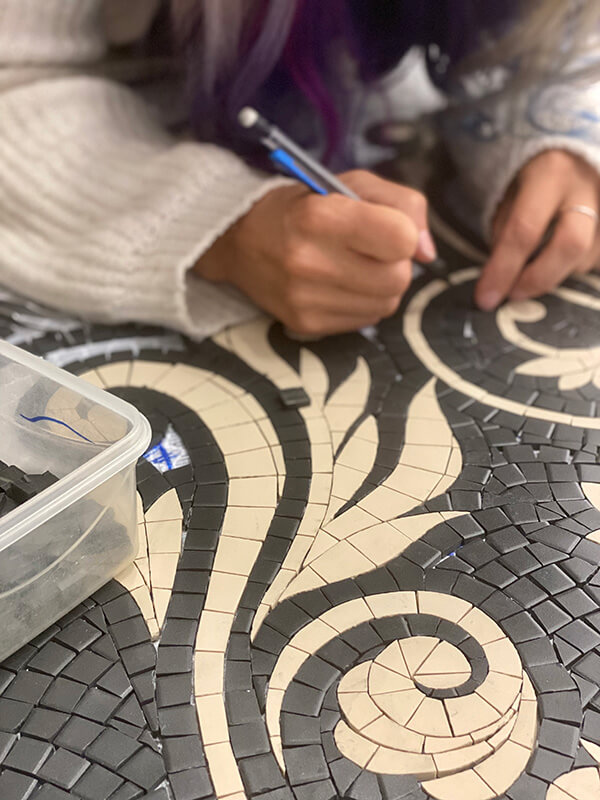 Travail d&#039;artisan mosaïste Le Procope Paris