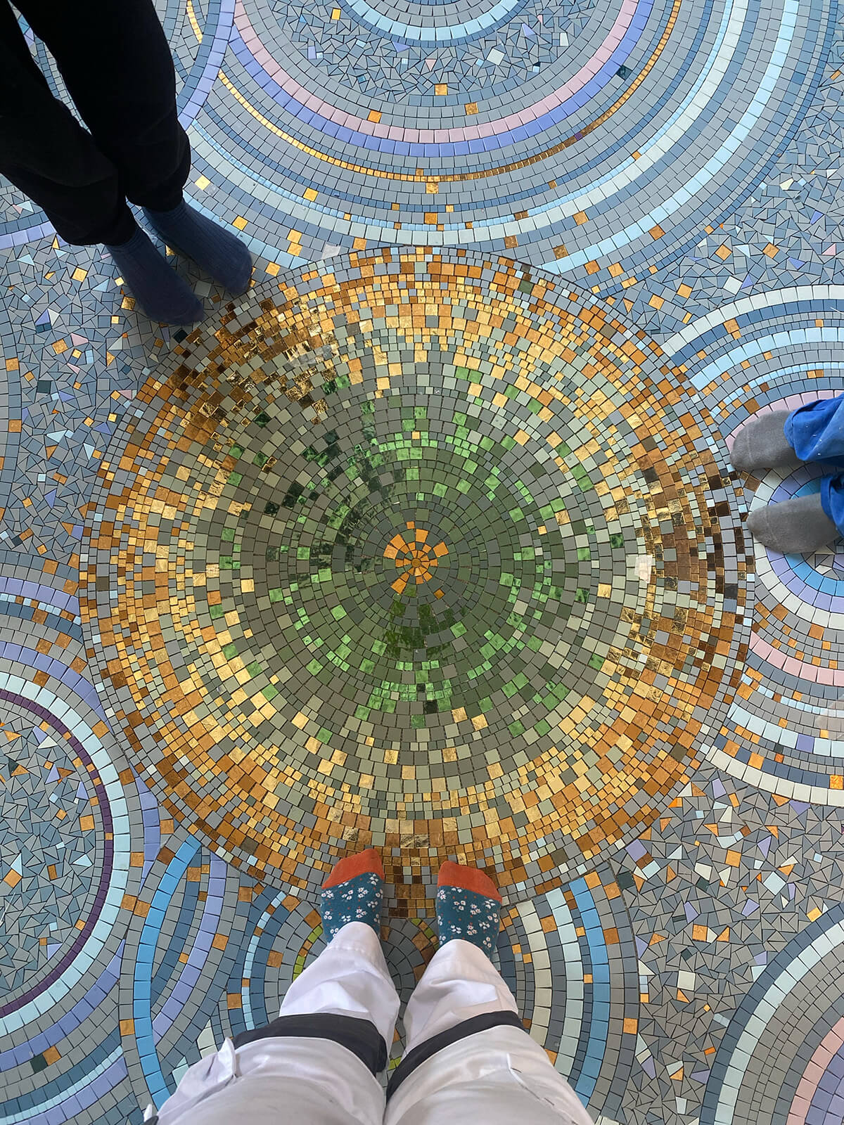 Incrustation de laiton dans la mosaïque